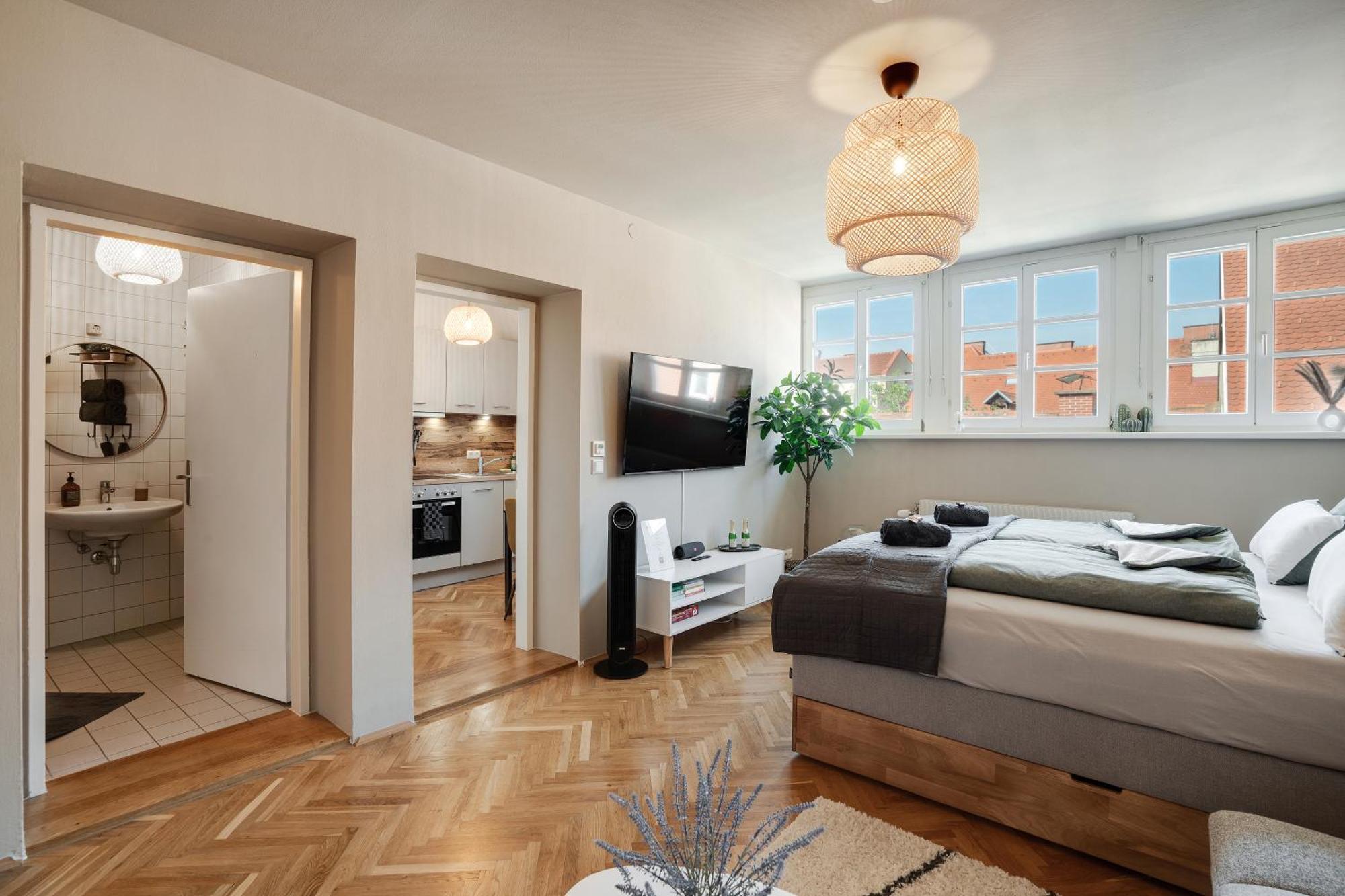 Boho Design Studio - Historic City Center With Free Parking & Aircon By Hero Homes Graz Dış mekan fotoğraf